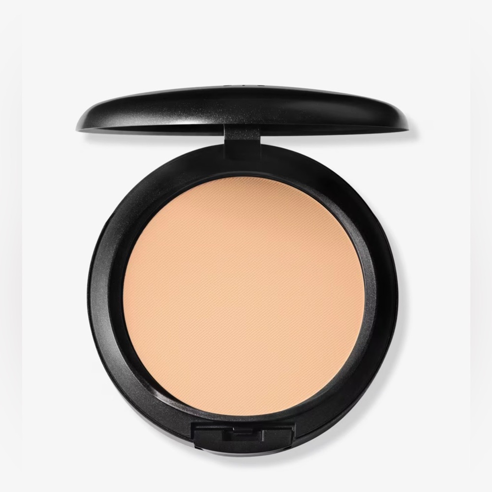 NC20 Studio Fix Powder Plus Foundation Makeup